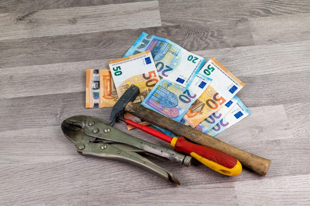 Banknotes of 20 and 50 euros and work tools